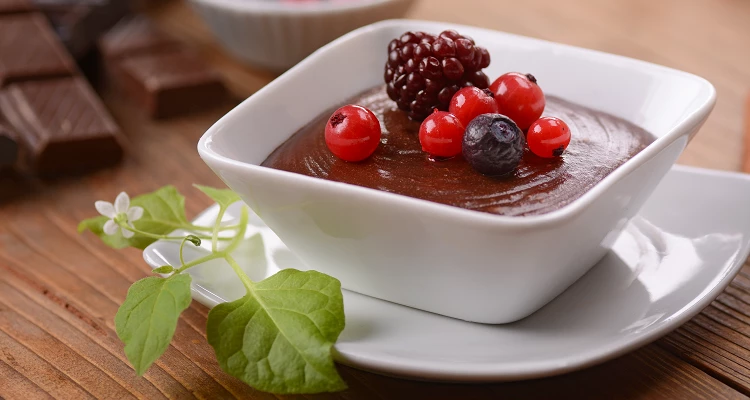 Schokoladenmousse mit frischen Beeren